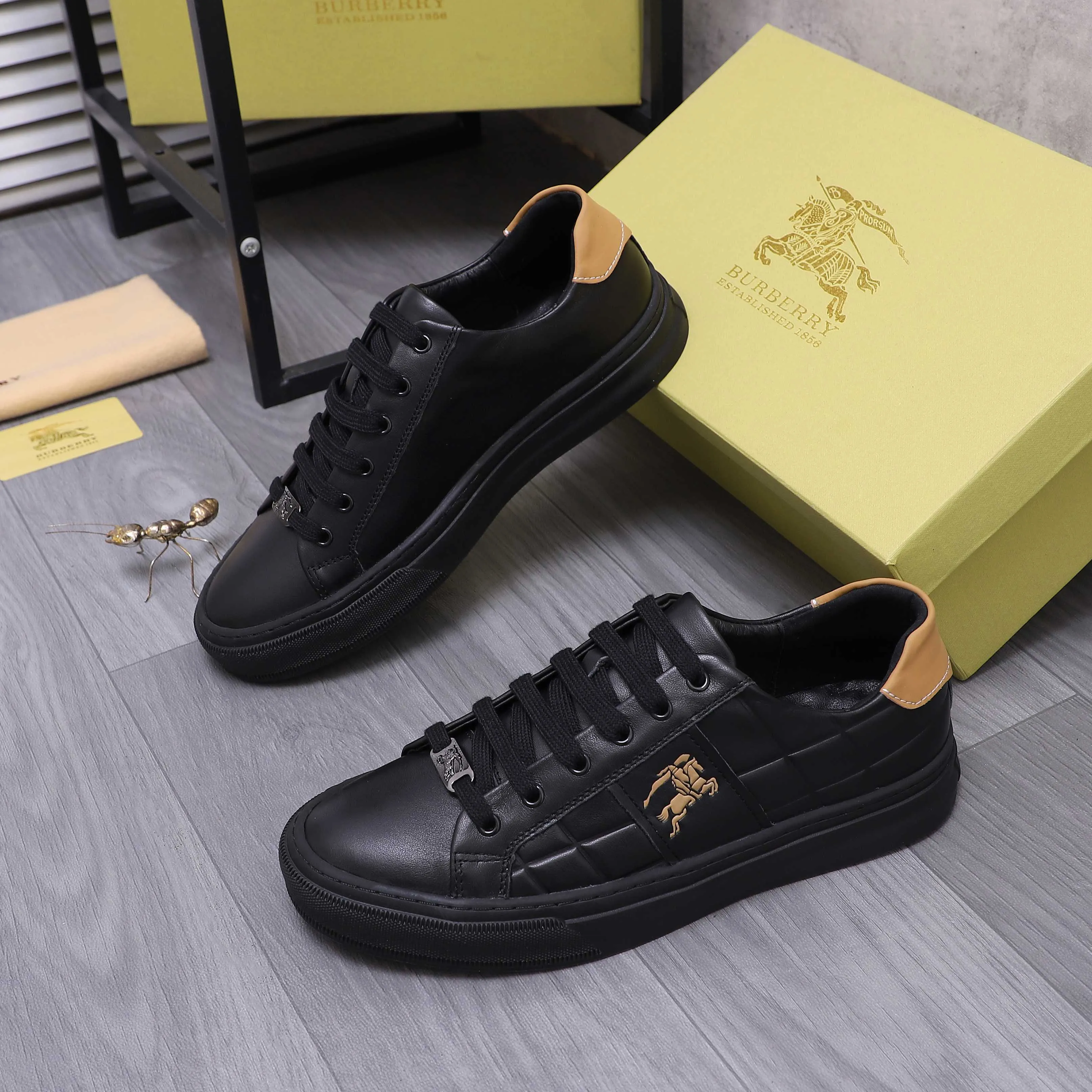 Men's shoes 💰p400 Product trademark: Burberry "Burberry" casual shoes Regular size: 38-44 Product materials: Selected cowhide embossed upper, pigskin lining, rubber outsole
